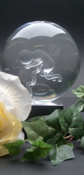 Foetus-Baby in glazen bol. Bol is gevuld met gedestilleerd water. In de marmer sokkel kan deel van bakje met de asbestemming â‚¬ 165,00 (2)